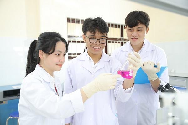 Giải đáp: Con gái có nên học Công nghệ sinh học?