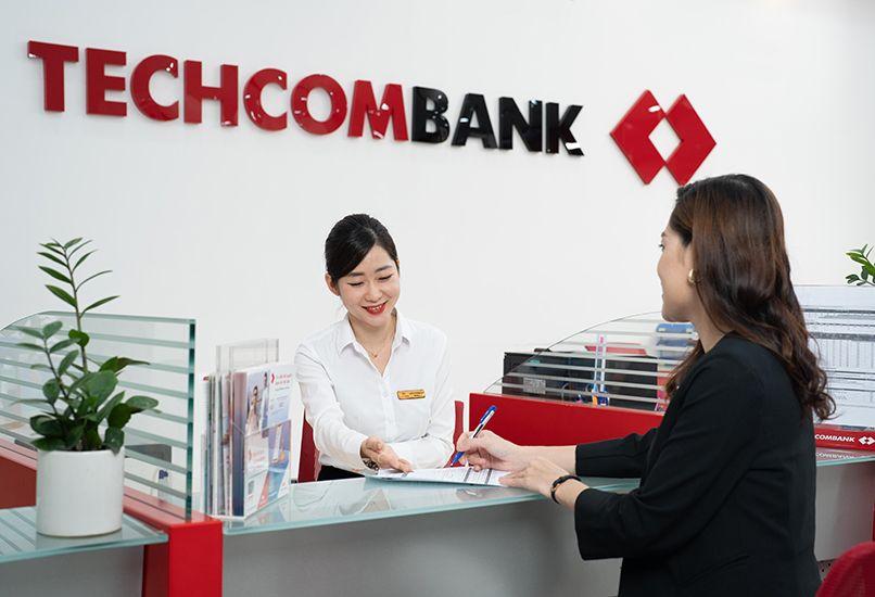 Nhân viên Techcombank tư vấn cho khách hàng