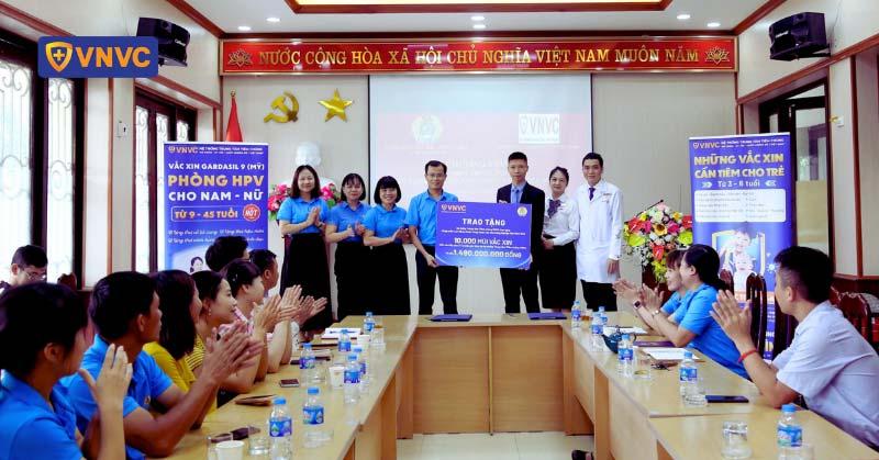 VNVC trao tặng 10.000 mũi vắc xin uốn ván cho đoàn viên, người lao động tỉnh Ninh Bình