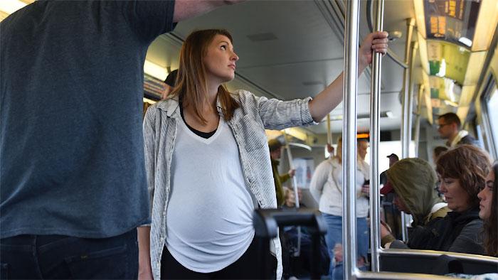 Pregnant Woman Sits on a Man’s Hand on the Bus Because He Refused to Move It – Was That Inappropriate?