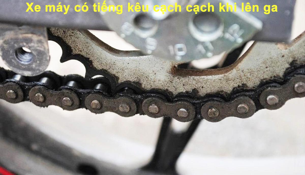 Tại sao xe máy có tiếng kêu cạch cạch khi lên ga?