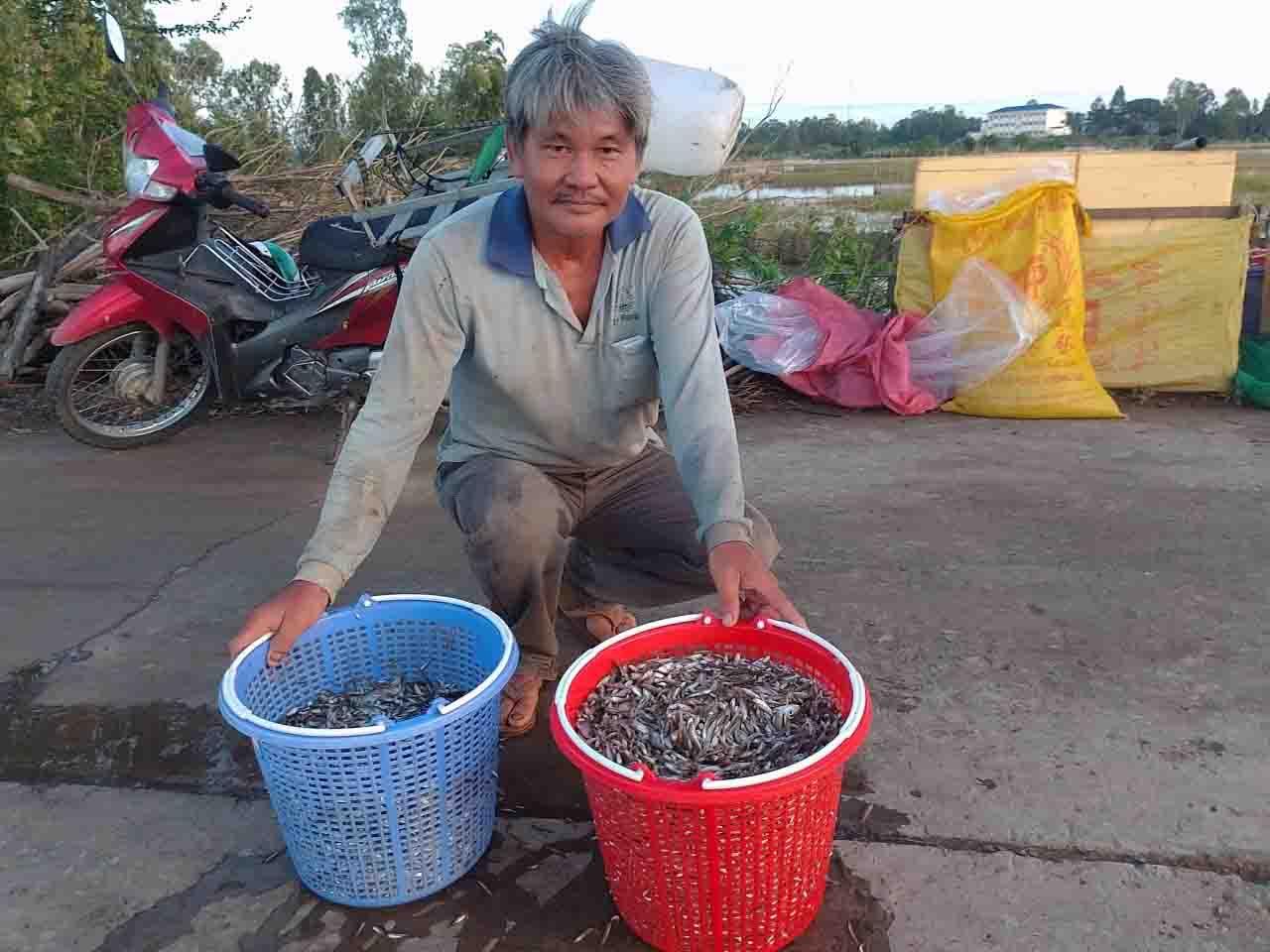 Người dân đánh bắt cá linh. Ảnh: Tạ Quang