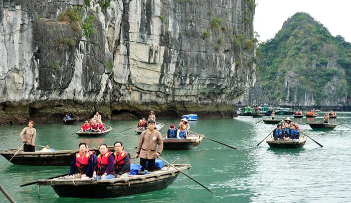 Cảnh đẹp ở Hạ Long khiến du khách “quên lối về”