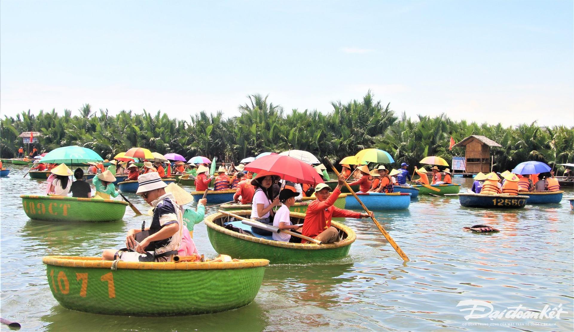 Trải nghiệm chèo thuyền thúng ở rừng dừa Bảy Mẫu