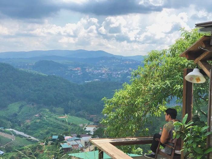 Discover the enchanting sunset view at Cheo Veooo coffee shop in Da Lat