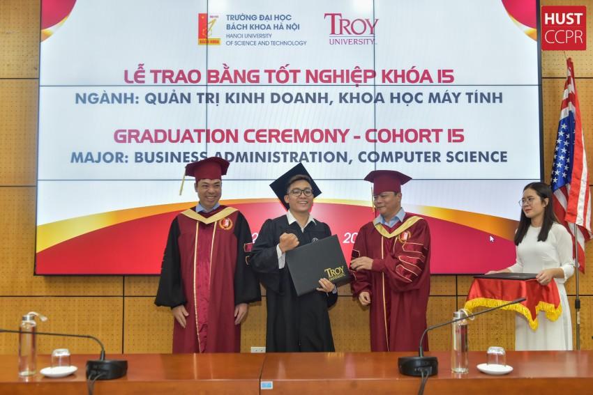 Sinh viên chương trình Troy khóa 15 nhận bằng tốt nghiệp