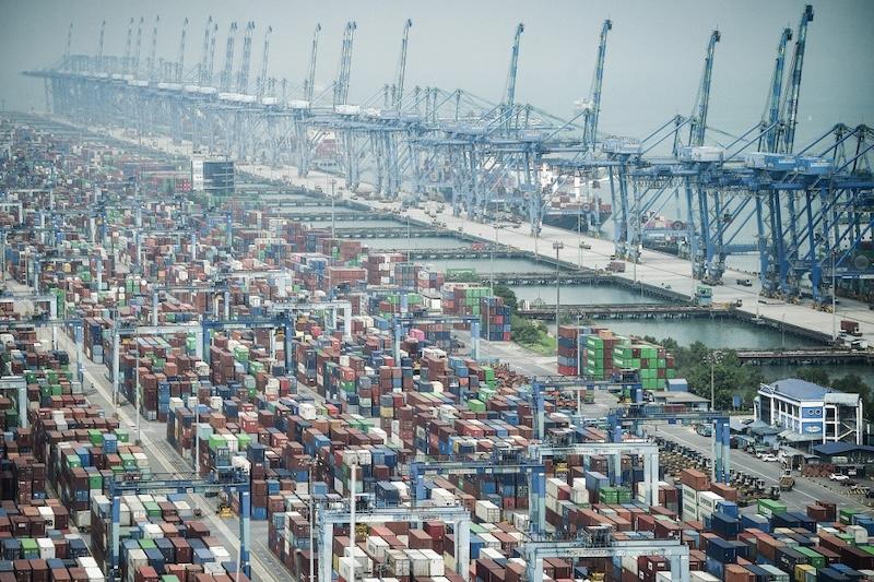 Container được tập kết tại khu cảng biển Port Klang, ngoại ô Kuala Lumpur, Malaysia. Ảnh: Arif Kartono/AFP