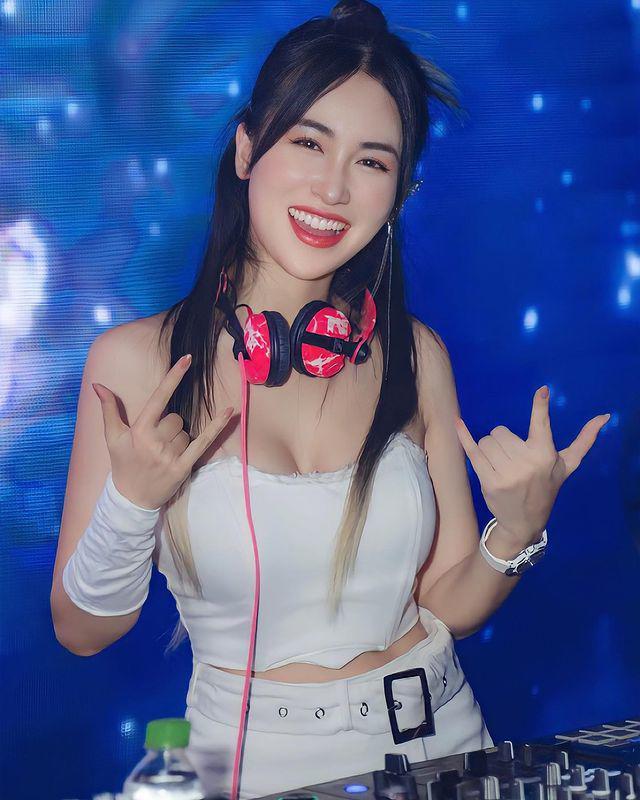 DJ Trang Moon "cắm trại" trong phòng gym, duy trì vóc dáng 45kg nhờ thứ này