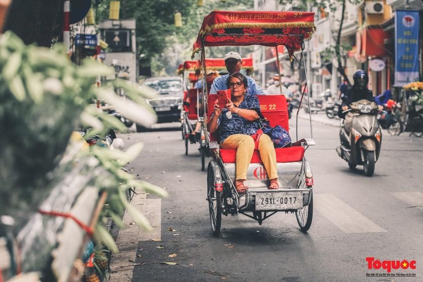 Xích lô - phương tiện được du khách yêu thích vì được thoải mái quay phim và chụp hình Hà Nội. (Nguồn ảnh: Toquoc.vn)