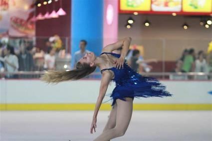 Vận động viên trượt băng này đang thực hiện một động tác kĩ thuật điển hình
