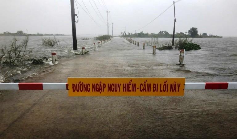 Thừa Thiên Huế: Bão số 6 làm tốc mái 214 ngôi nhà, 2 người chết